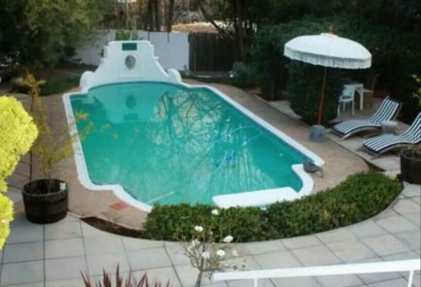 پانسیون La Belle Guest House