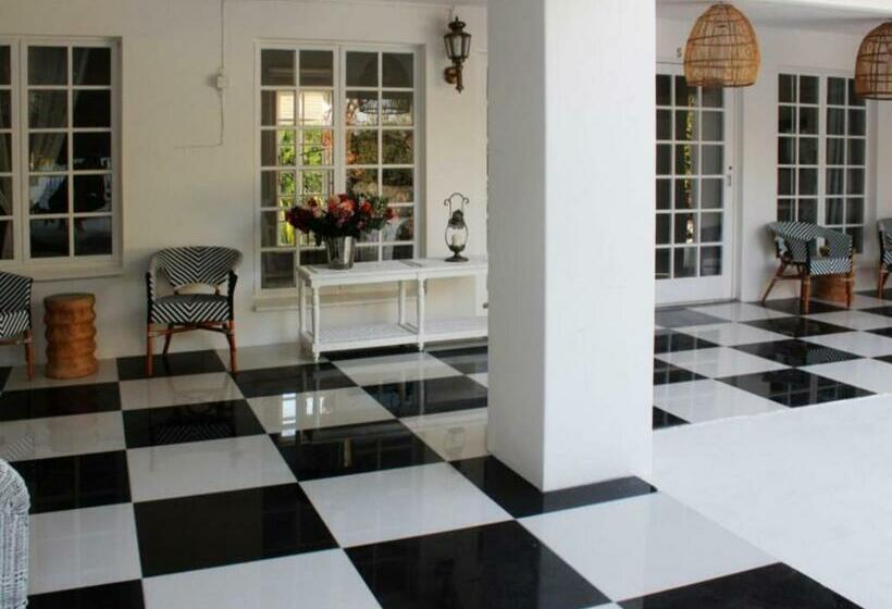 پانسیون La Belle Guest House