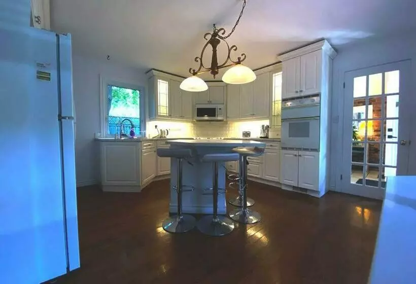 Cozy 3 Bedroom House In Historic Town/free Parking