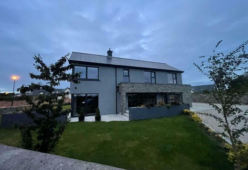 Exquisite Galway City Luxury Home – Sleeps 10