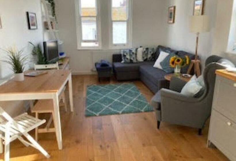 Flat 6 George Street