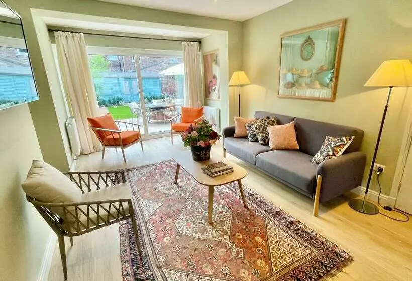 Central Townhouse With Free Off Road Parking And Garden