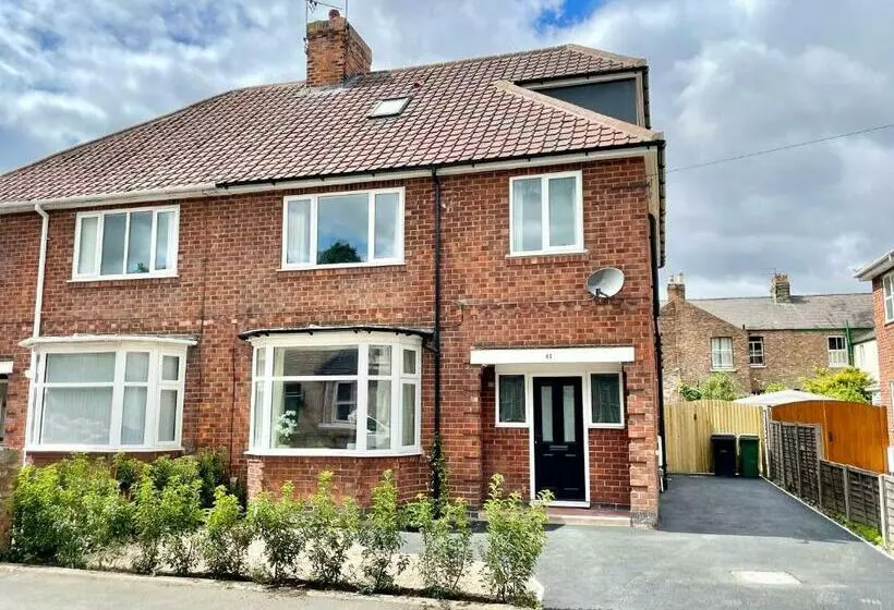 Central Townhouse With Free Off Road Parking And Garden