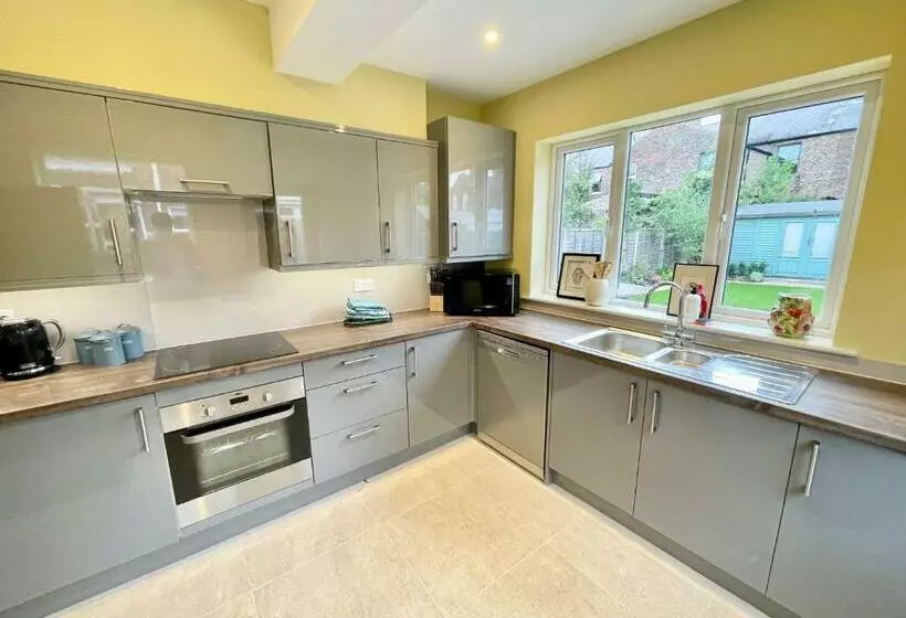 Central Townhouse With Free Off Road Parking And Garden