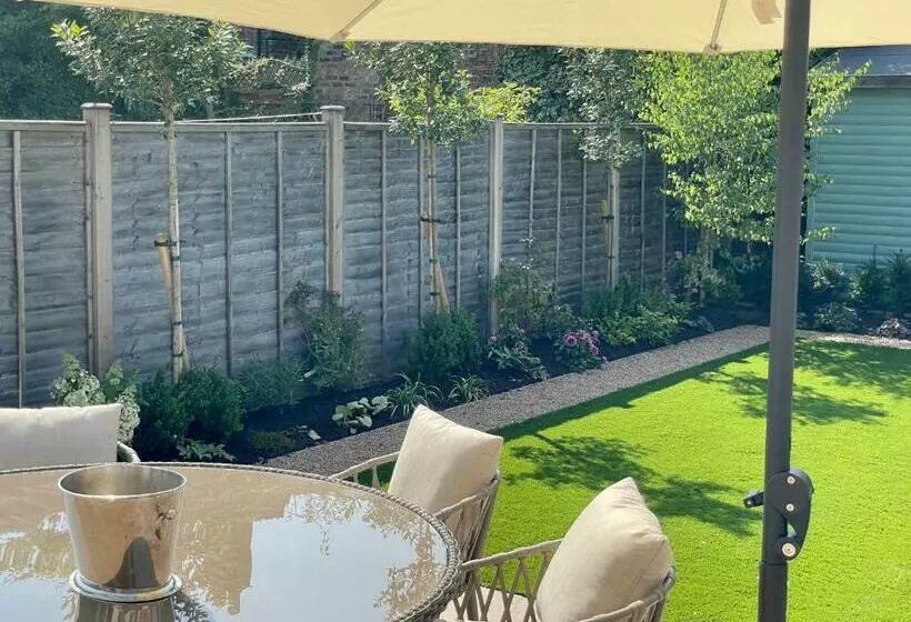 Central Townhouse With Free Off Road Parking And Garden