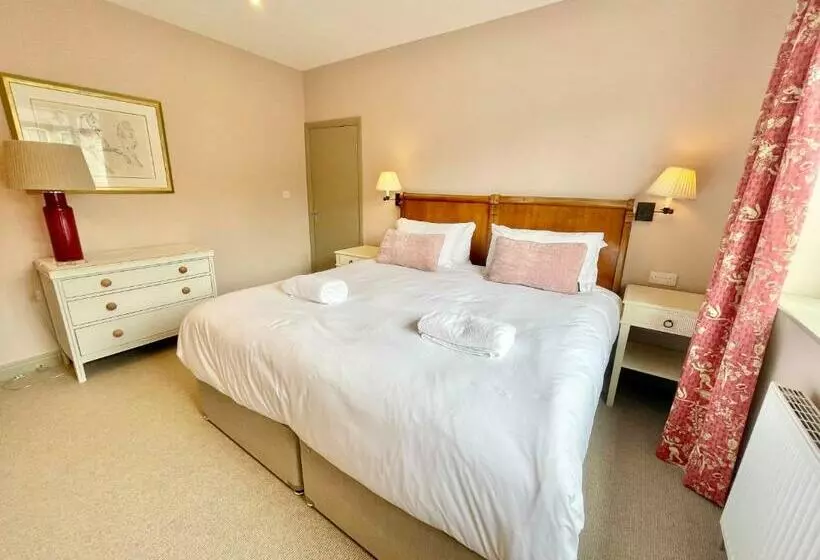 Central Townhouse With Free Off Road Parking And Garden