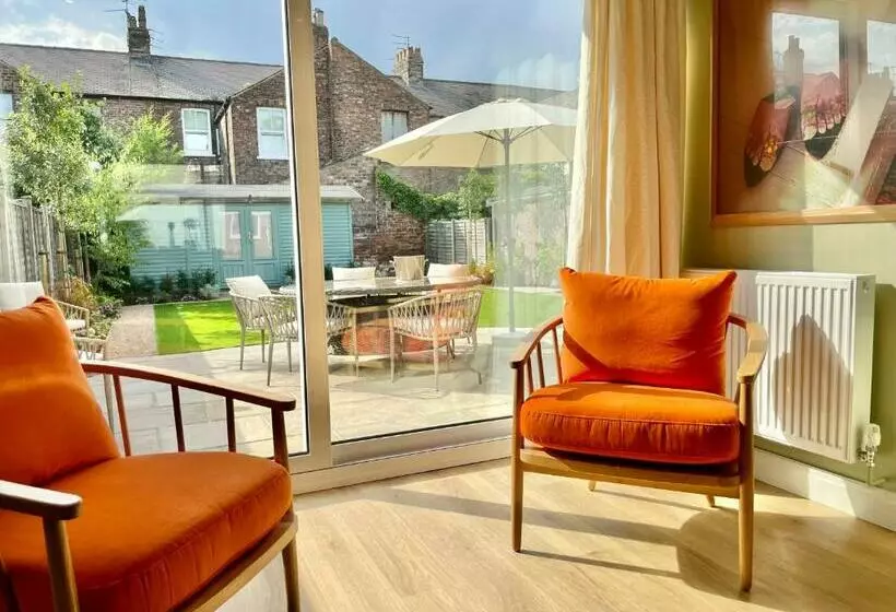 Central Townhouse With Free Off Road Parking And Garden