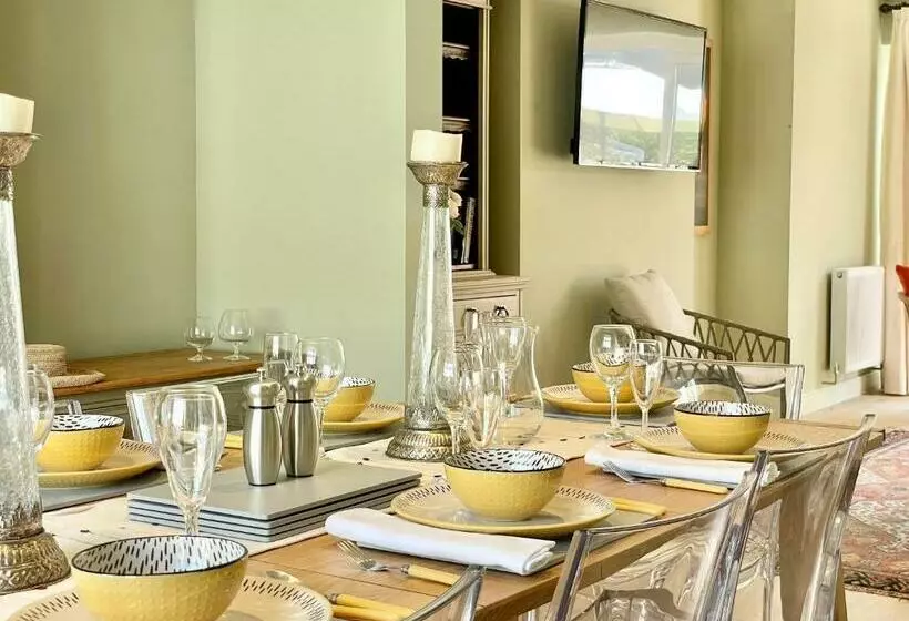 Central Townhouse With Free Off Road Parking And Garden