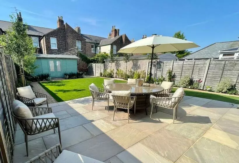 Central Townhouse With Free Off Road Parking And Garden