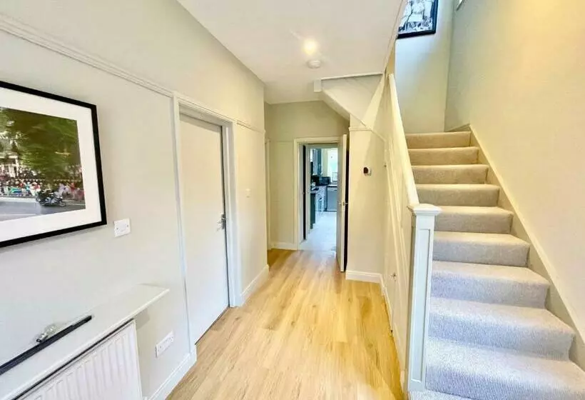 Central Townhouse With Free Off Road Parking And Garden