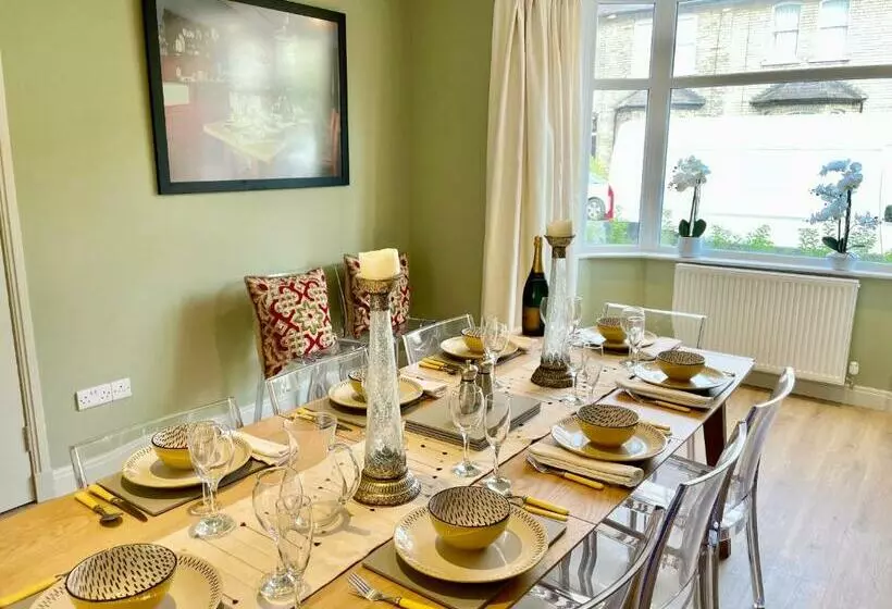 Central Townhouse With Free Off Road Parking And Garden