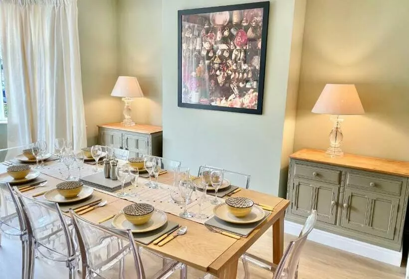Central Townhouse With Free Off Road Parking And Garden