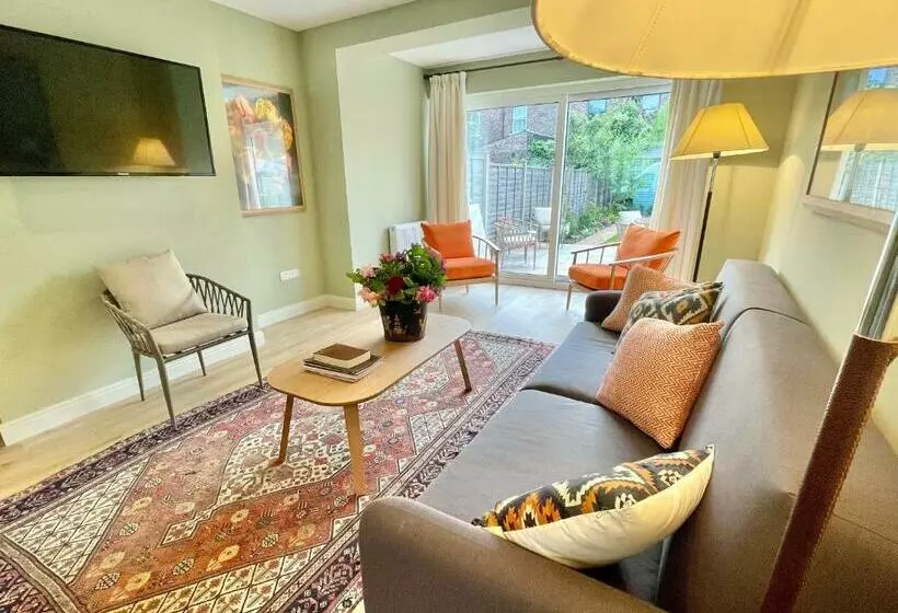 Central Townhouse With Free Off Road Parking And Garden