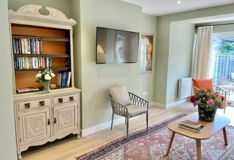 Central Townhouse With Free Off Road Parking And Garden