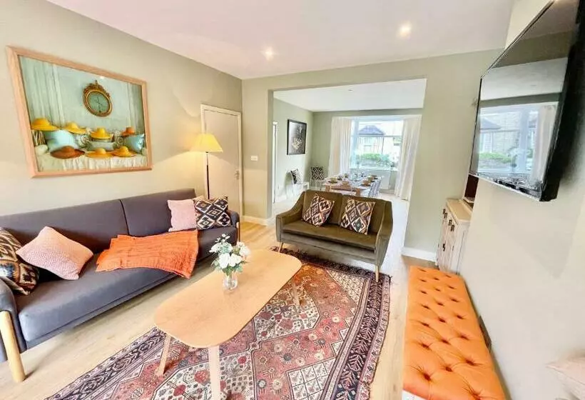 Central Townhouse With Free Off Road Parking And Garden