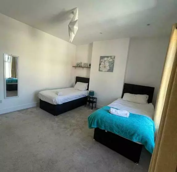 Dukes Place Sleeps 10 Comfortably
