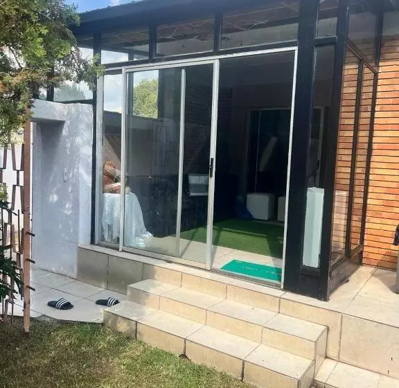 ペンション Triple T Guest House