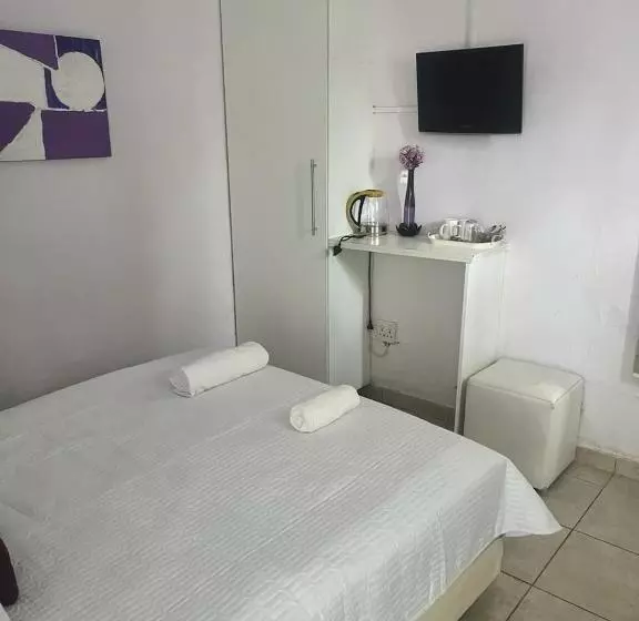 ペンション Triple T Guest House