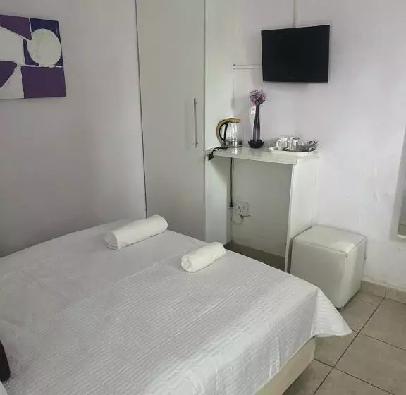 ペンション Triple T Guest House