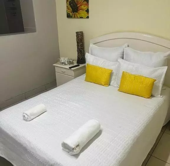 ペンション Triple T Guest House