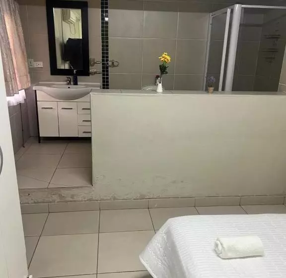 ペンション Triple T Guest House