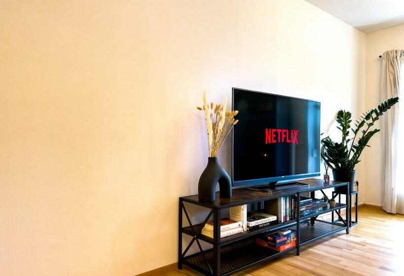 Stylische Zentrale Wohnung Mit Küche Und Parkplatz In Seitenstraße