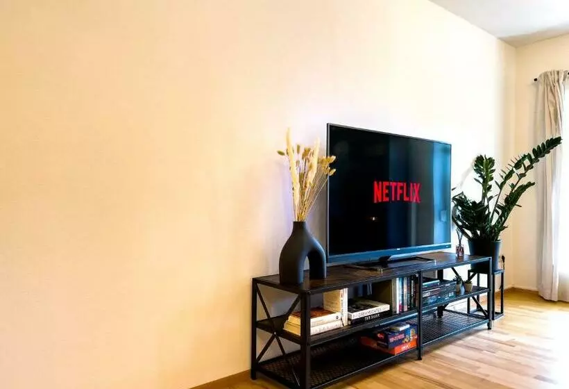 Stylische Zentrale Wohnung Mit Küche Und Parkplatz In Seitenstraße