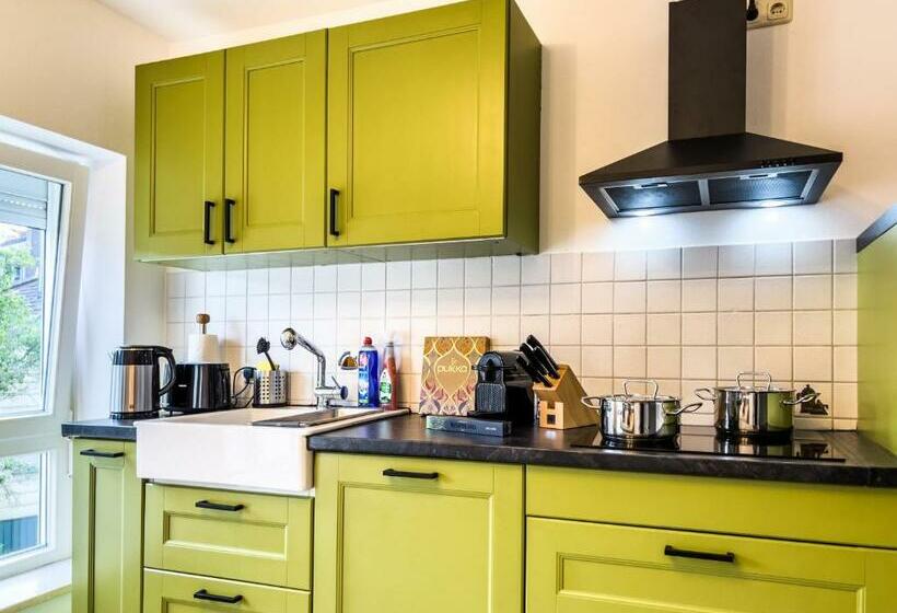 Stylische Zentrale Wohnung Mit Küche Und Parkplatz In Seitenstraße