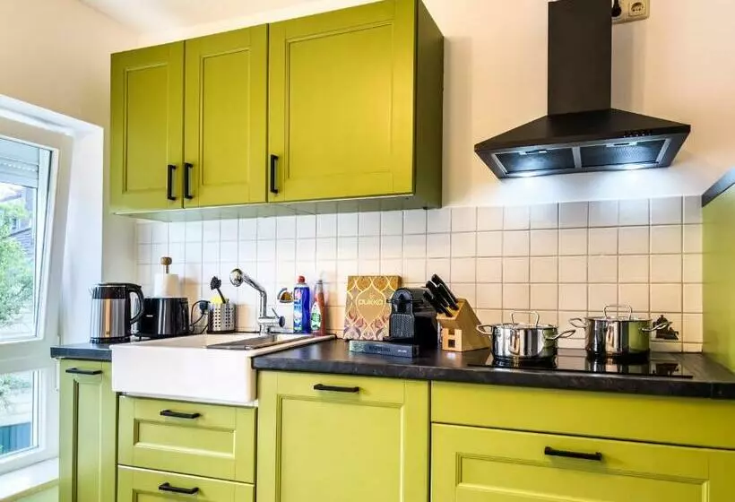 Stylische Zentrale Wohnung Mit Küche Und Parkplatz In Seitenstraße