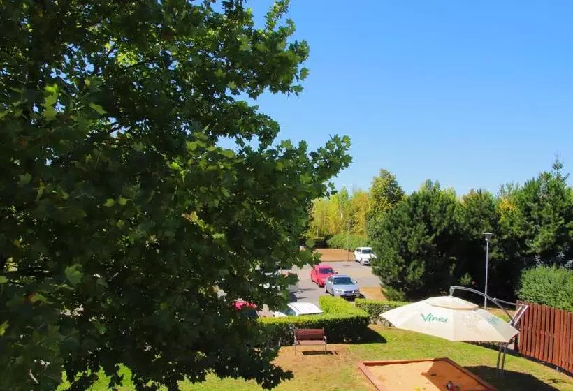 هتل Blue Orange Business Resort Prague