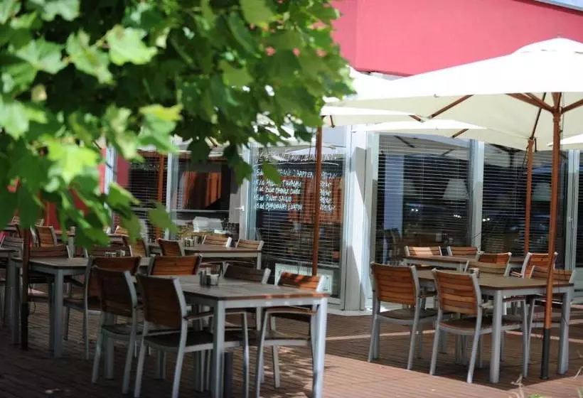 هتل Blue Orange Business Resort Prague