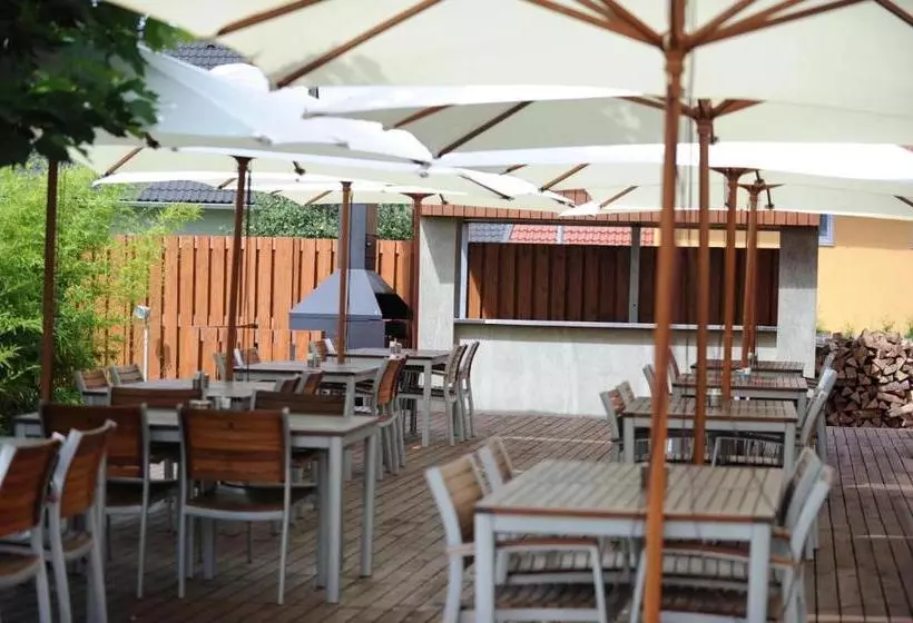 هتل Blue Orange Business Resort Prague