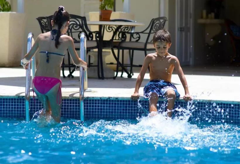 هتل The Sandpiper