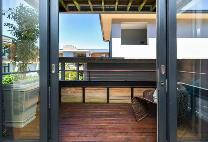 Deluxe Studio 208