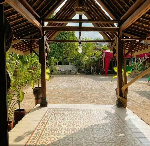 Hostel Griyo Jawi  Cabins & Pool
