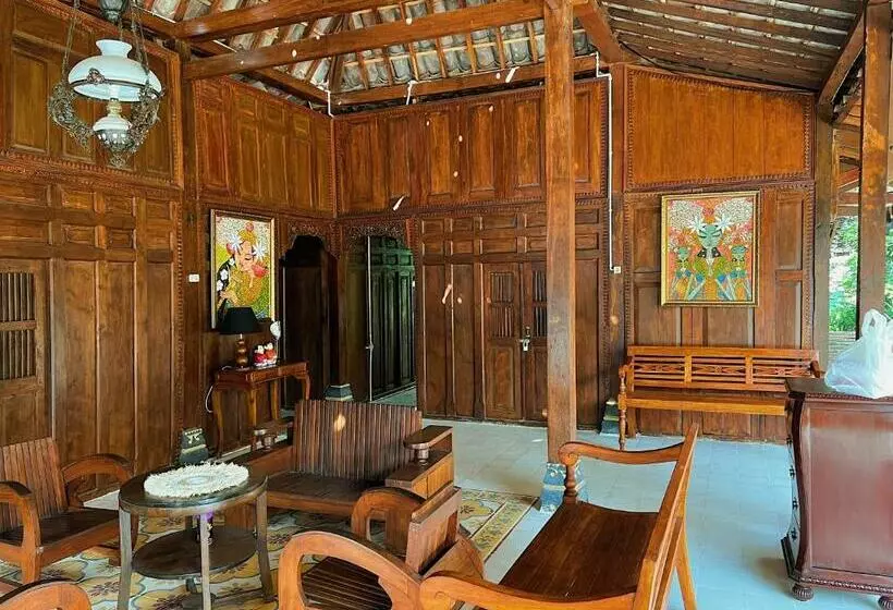 Hostel Griyo Jawi  Cabins & Pool