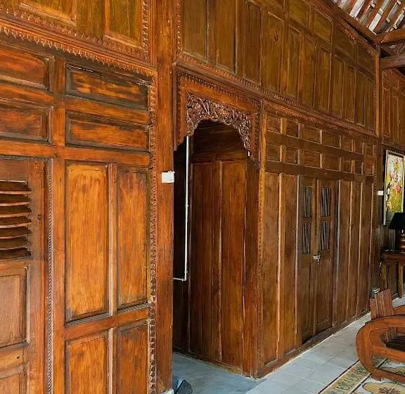 Hostel Griyo Jawi  Cabins & Pool