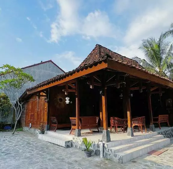 Hostel Griyo Jawi  Cabins & Pool