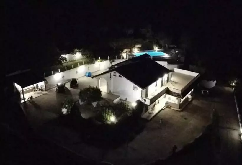 تختخواب و صبحانه Villa Kirù