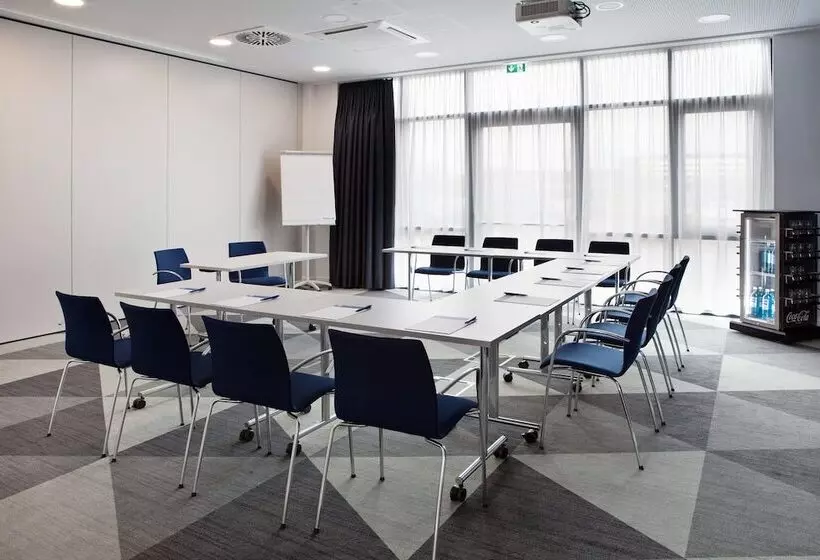 ホテル Holiday Inn Express Dusseldorf Airport