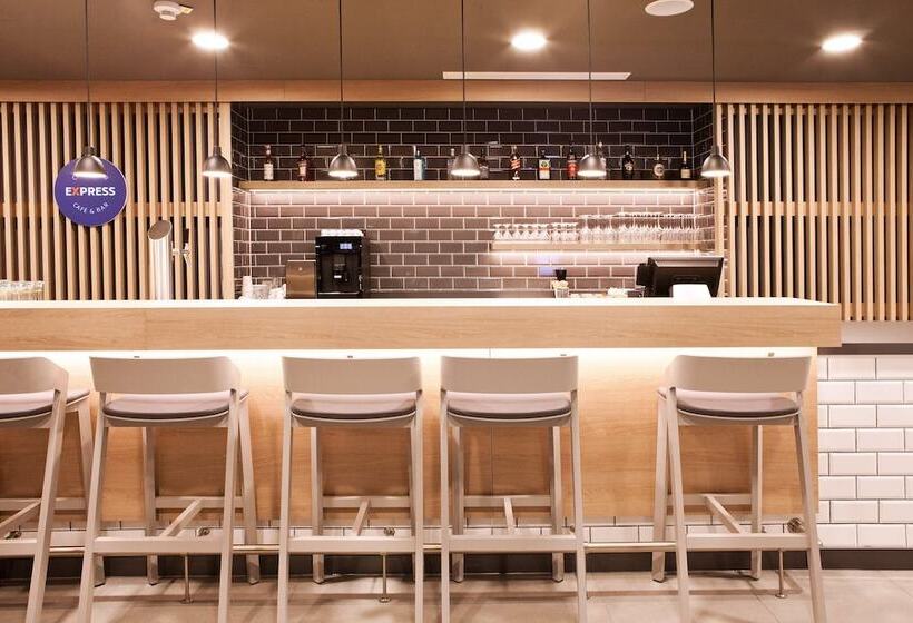 فندق Holiday Inn Express Dusseldorf Airport