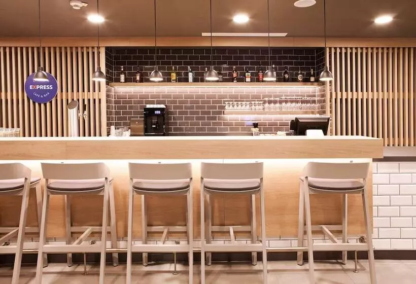 ホテル Holiday Inn Express Dusseldorf Airport