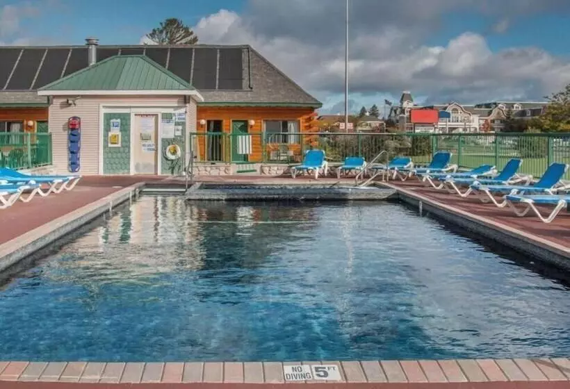 Hotelli Mackinac Lodge