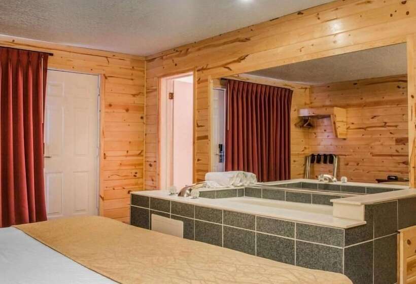 هتل Mackinac Lodge