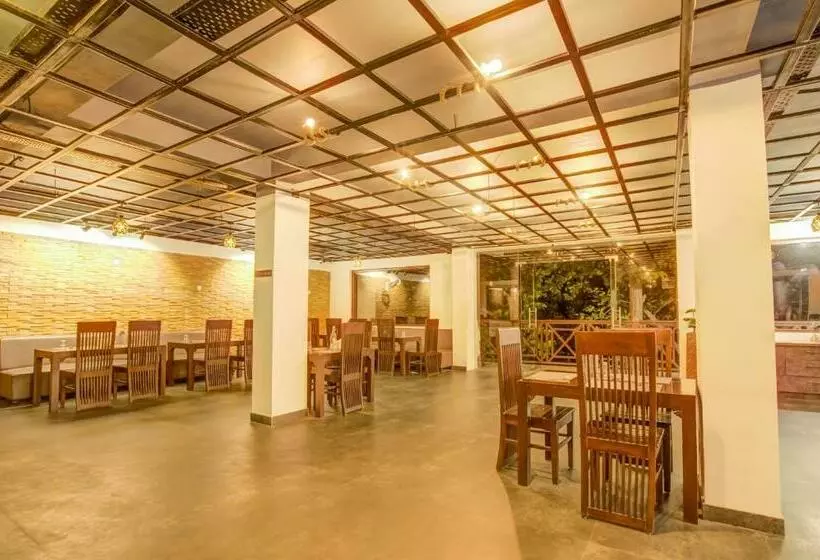 Hotelli Summit Jungle Resort