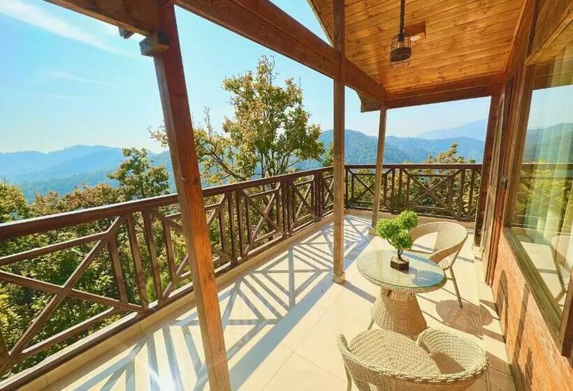 Hotelli Summit Jungle Resort