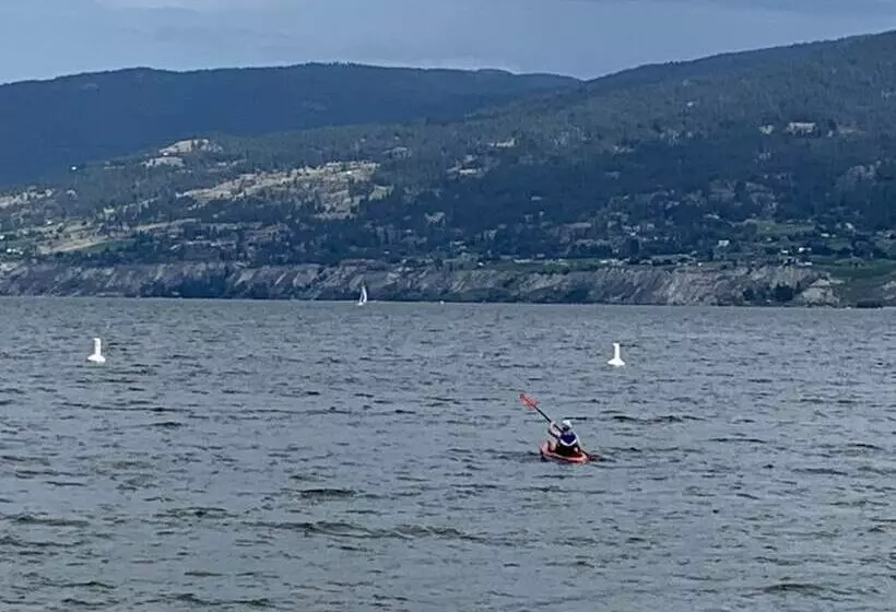 مُتل Kettle Valley Beach Resort
