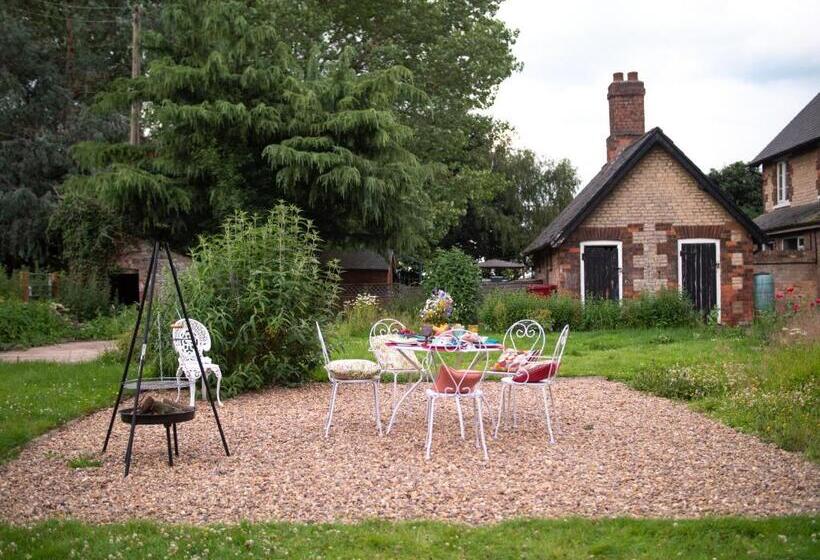 Cosy Cottage With Spa, Catering, Nature Reserve Walks, Large Garden, Free Parking   Self Checkin