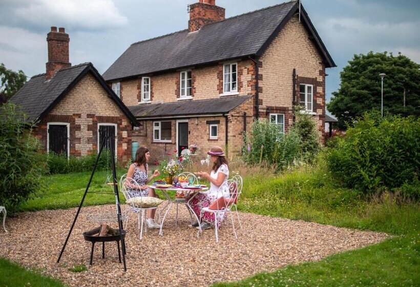 Cosy Cottage With Spa, Catering, Nature Reserve Walks, Large Garden, Free Parking   Self Checkin