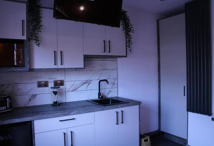 Cb Stays   Tranquil Studio Retreats With Ensuite & Kitchenette In Peterborough